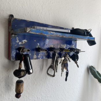 Preview: Upcycling Ablage mit 5 Schlüsselhaken aus Zündkerzen